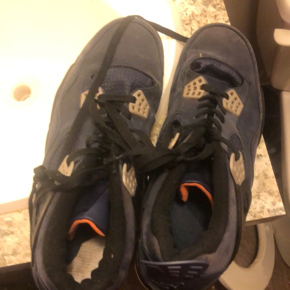 I’m selling these brand new shoe for 750 and it’s a size 12